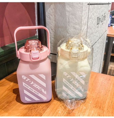 학교로 돌아가는 필수 고립 된 넓은 입 물병 시간 표시기와 빨대